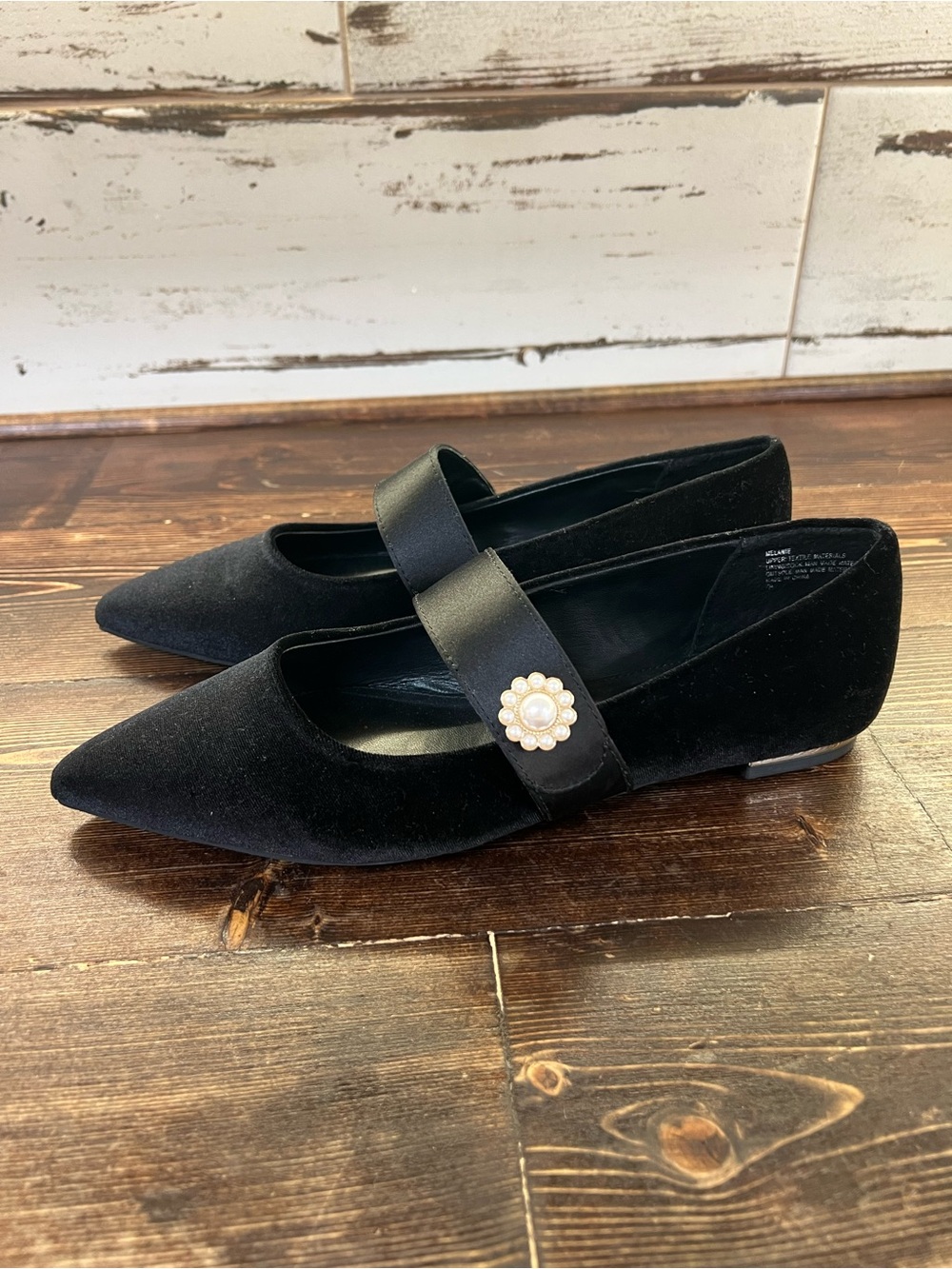 CROWN & IVY • Women’s “Melanie” Mary Jane Velvet Flats • Size 7 • Black
